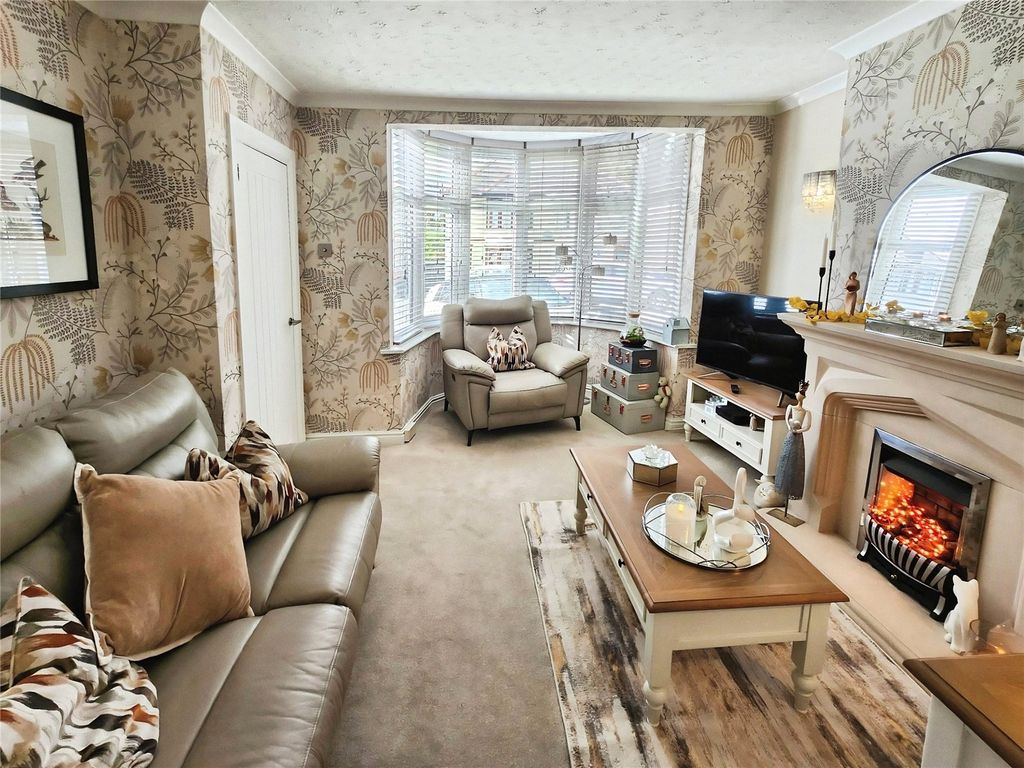 Property photo 2 of 16 Lounge