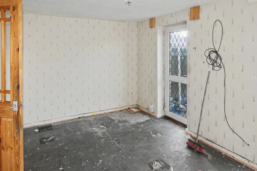 Property photo 2 of 15 135 Axminster Close, Bransholme, Hull, East Yorkshire, Hu7 4Se