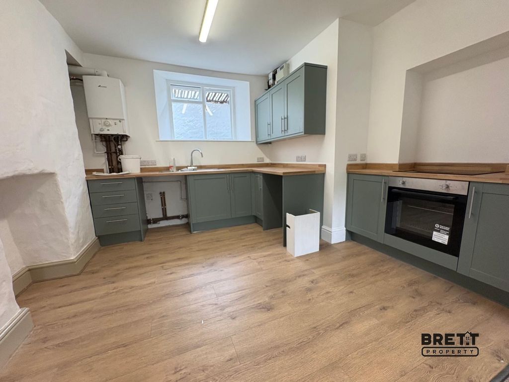 Property photo 3 of 7 Kitchen