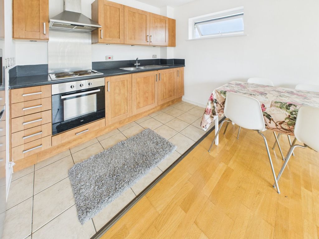 Property photo 3 of 11 Kitchen