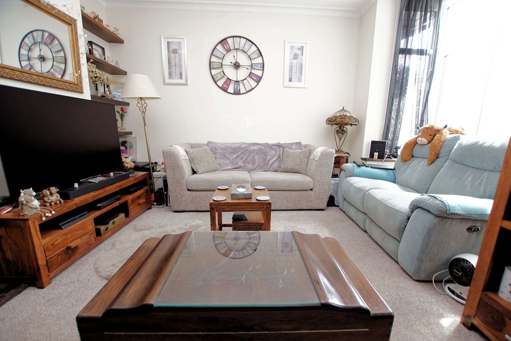Property photo 2 of 17 Lounge