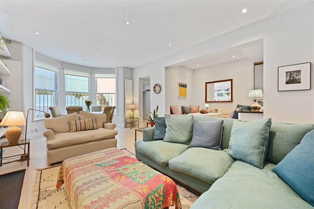 Property photo 1 of 11 Sinclair Road - Reception