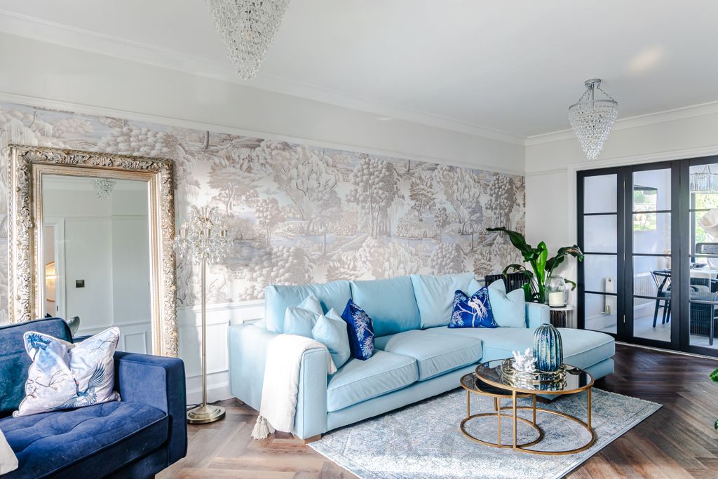 Property photo 3 of 32 Lounge2