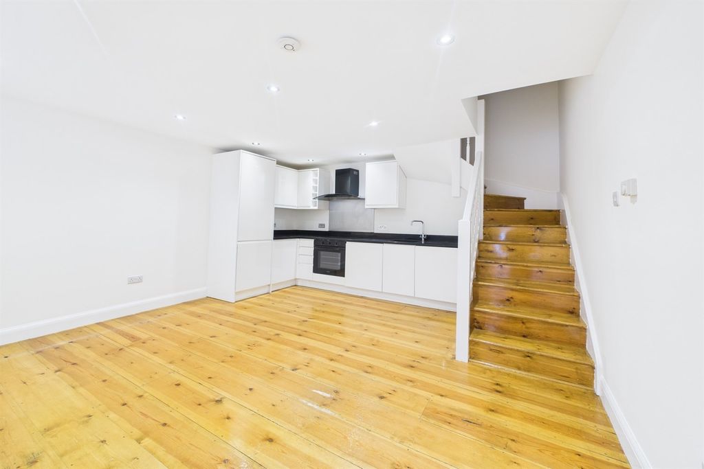 Property photo 3 of 8 Living Room / Kitchen