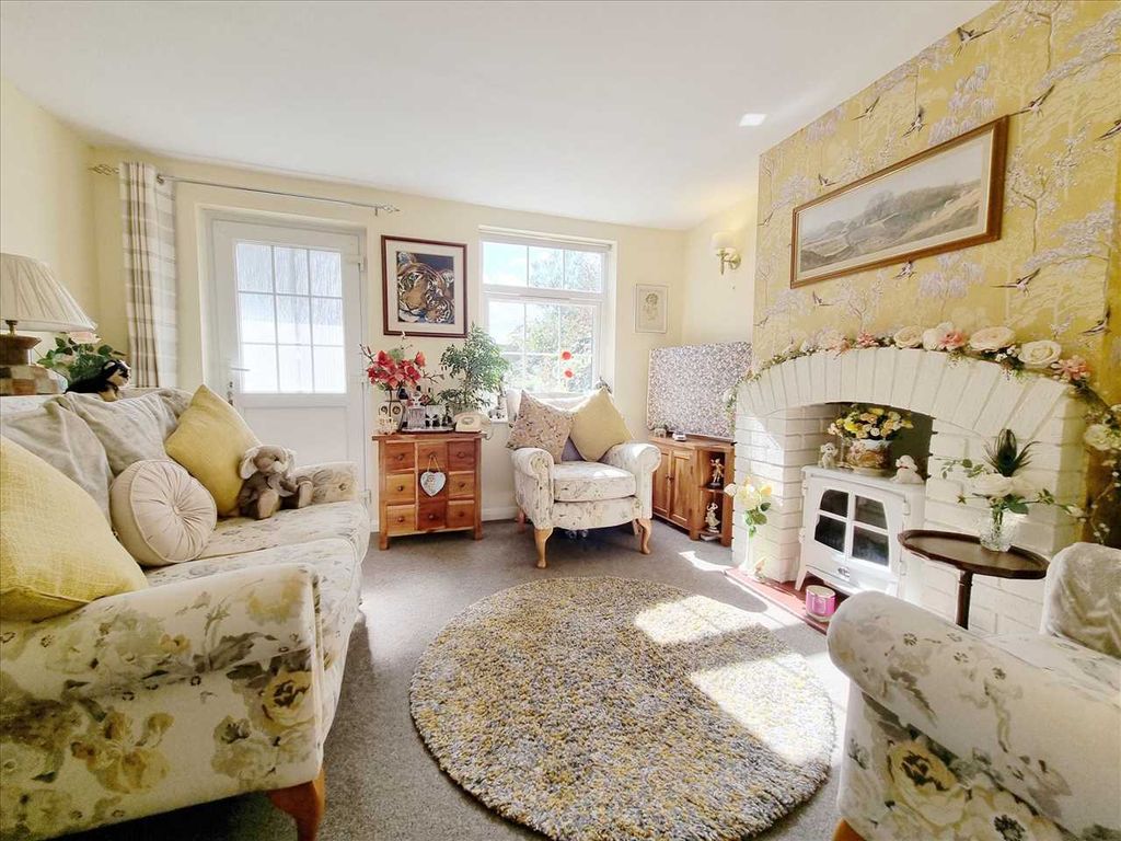 Property photo 3 of 9 Lounge: