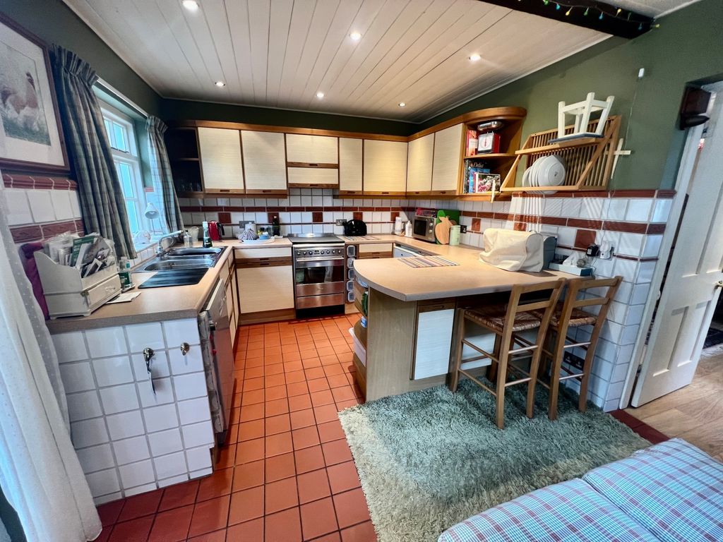 Property photo 3 of 17 Kitchen