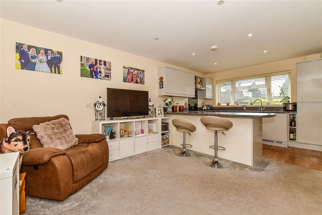 Property photo 3 of 15 Lounge