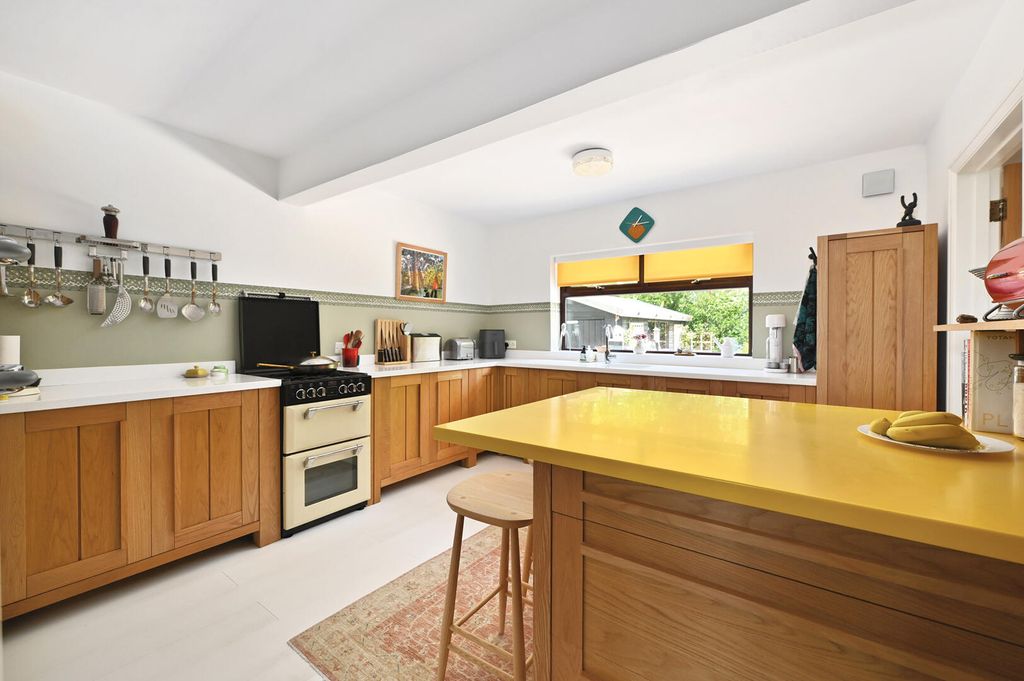 Property photo 3 of 31 Kitchen