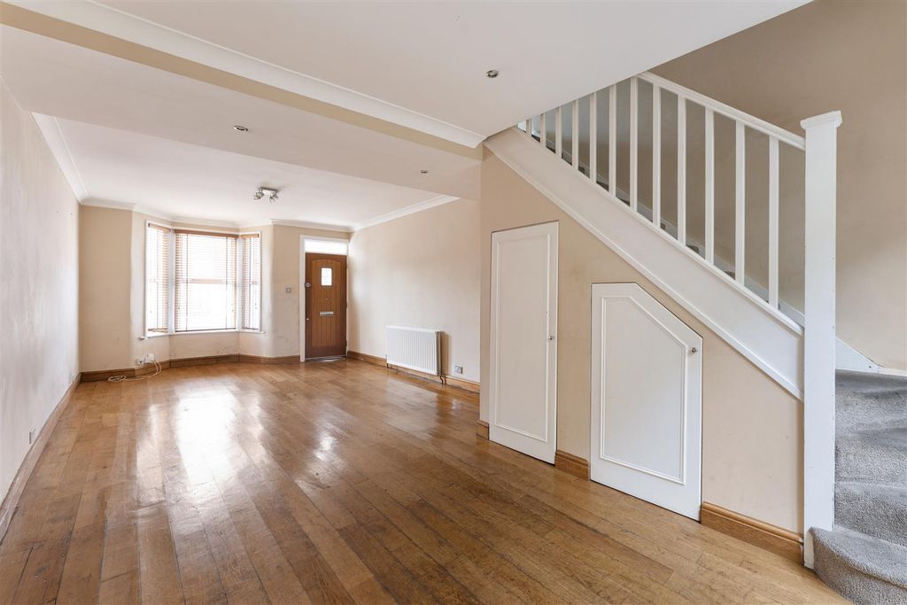 Property photo 2 of 24 Bradley Road, N22