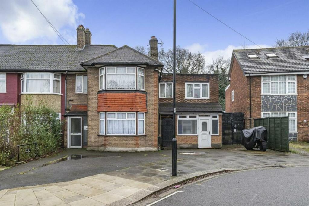 Property photo 1 of 5 63 Selbourne Gardens, Perivale.Jpg