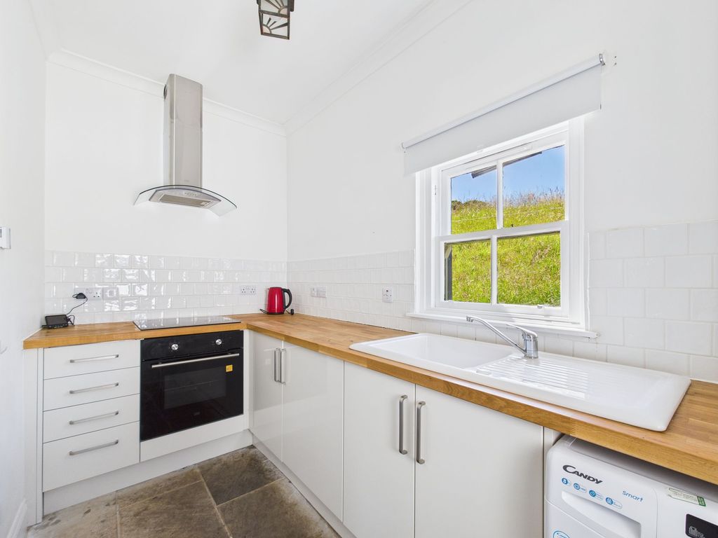 Property photo 3 of 10 Kitchen