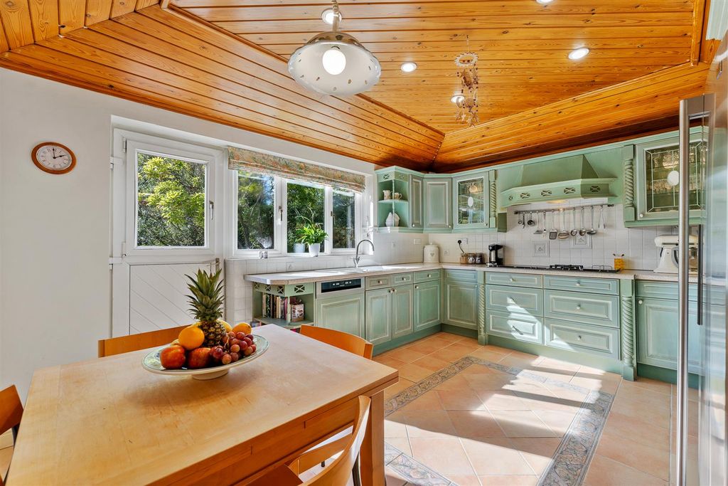 Property photo 3 of 42 Breakfast Kitchen