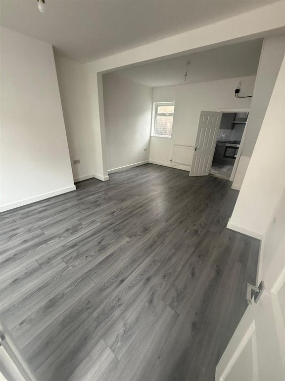 Property photo 2 of 7 2. Lounge.Jpg