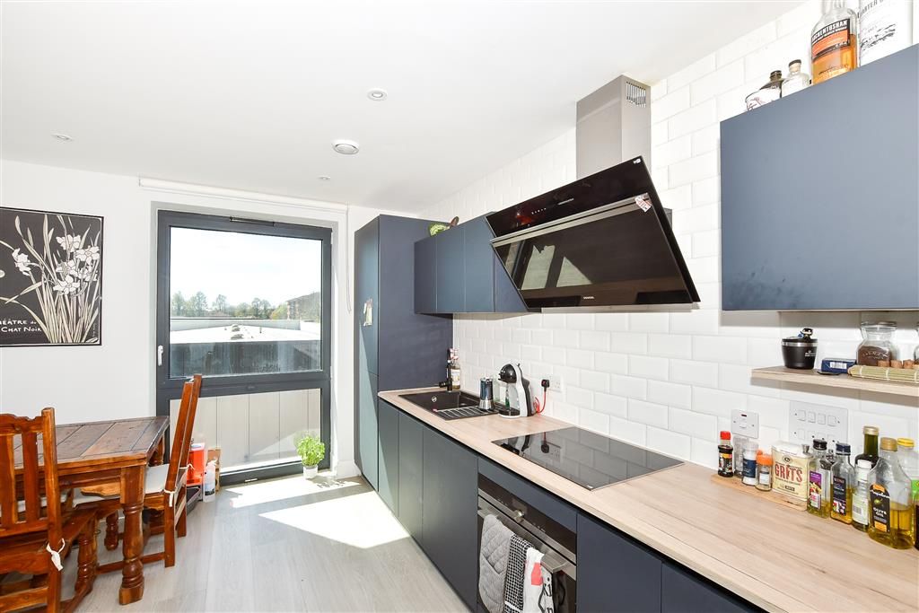 Property photo 2 of 11 Kitchen/Lounge