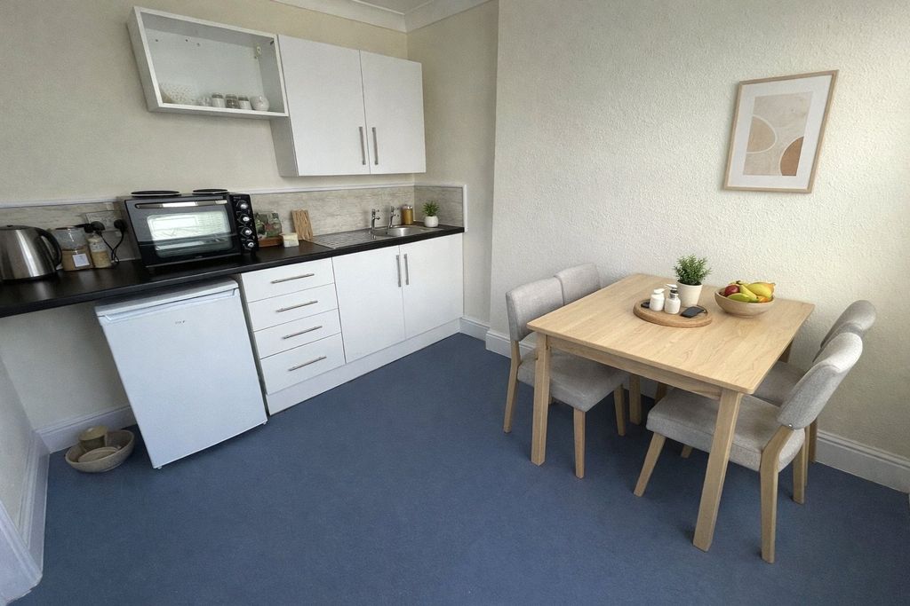 Property photo 2 of 8 Picture No. 16