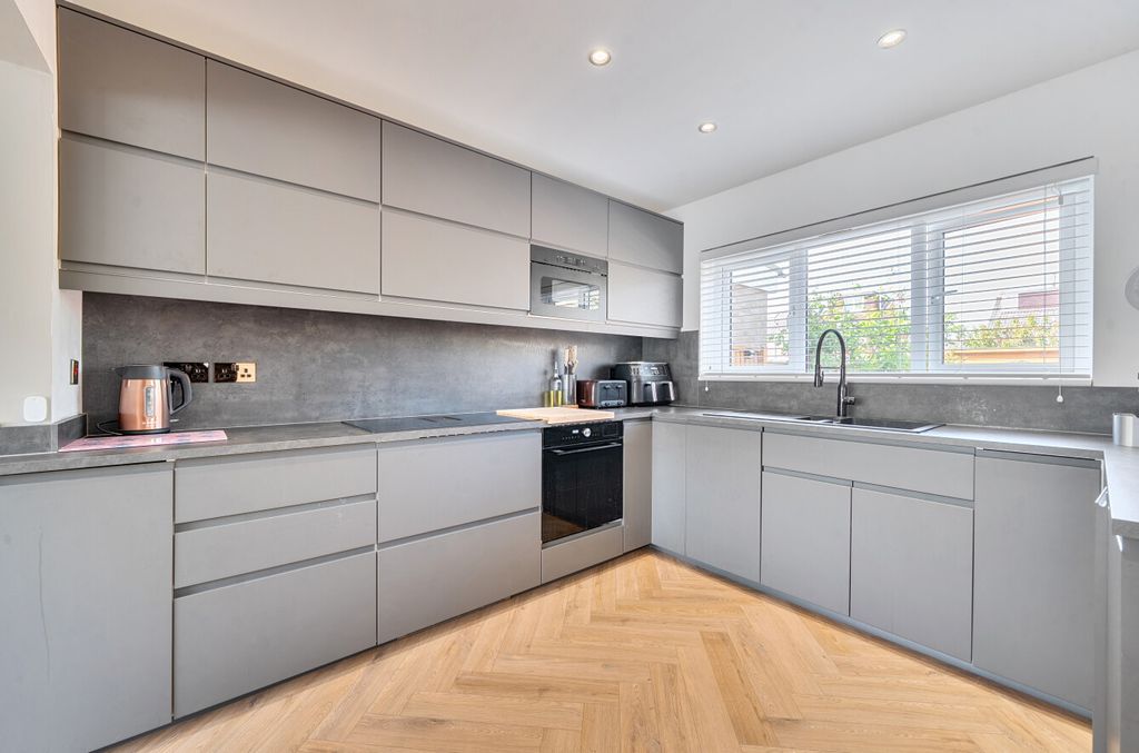 Property photo 3 of 12 1448760-15-69E8d8...