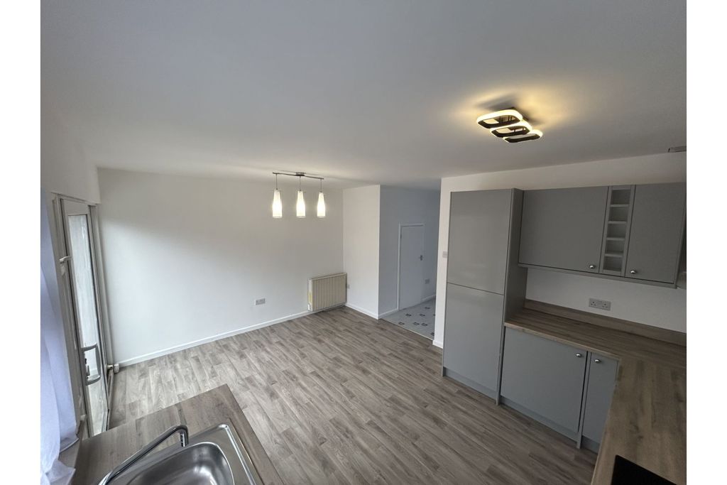 Property photo 2 of 25