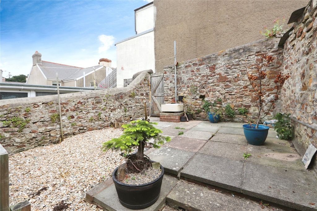 Property photo 2 of 18 Picture No. 11