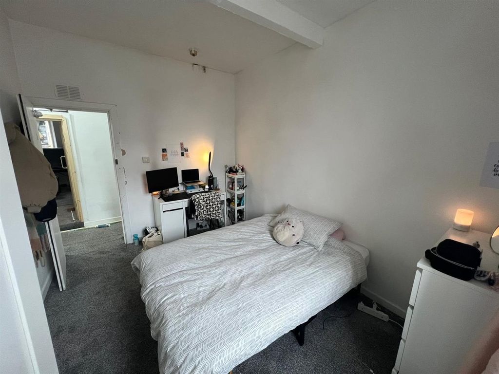 Property photo 2 of 6 Cozy Double Bedroom With Dedicated Study Desk...