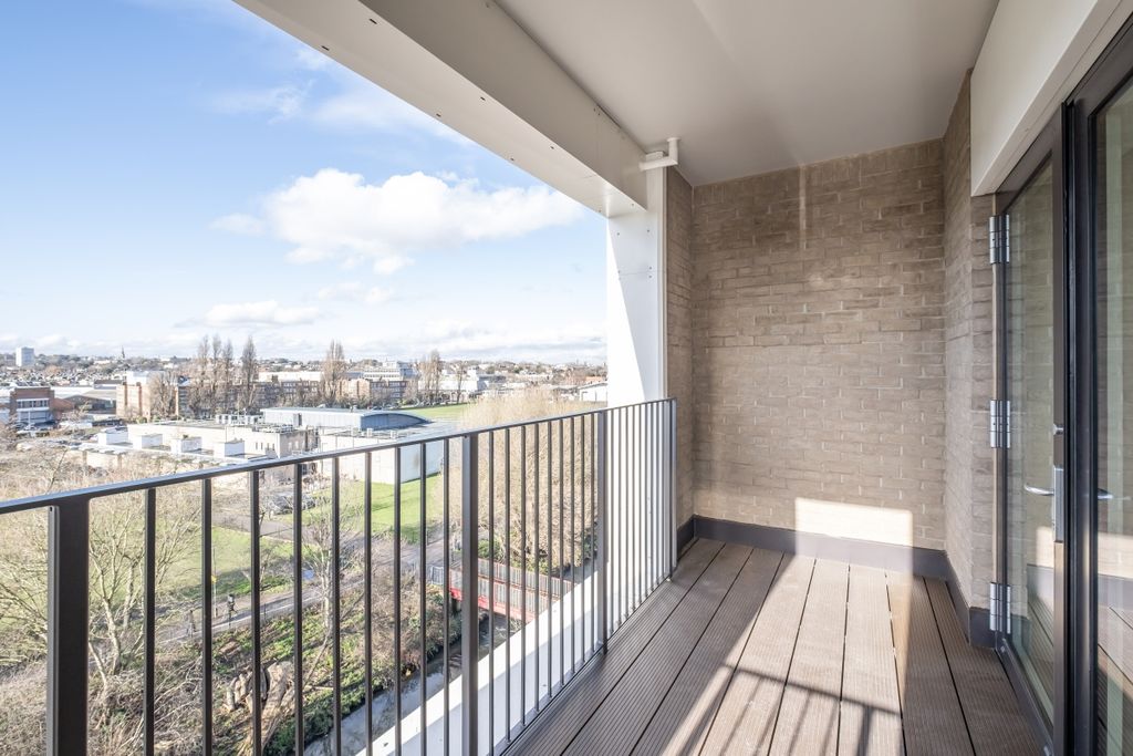 Property photo 2 of 13 E31-Eyre-House-014