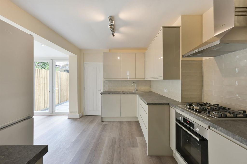 Property photo 3 of 12 Hartfield Crescent