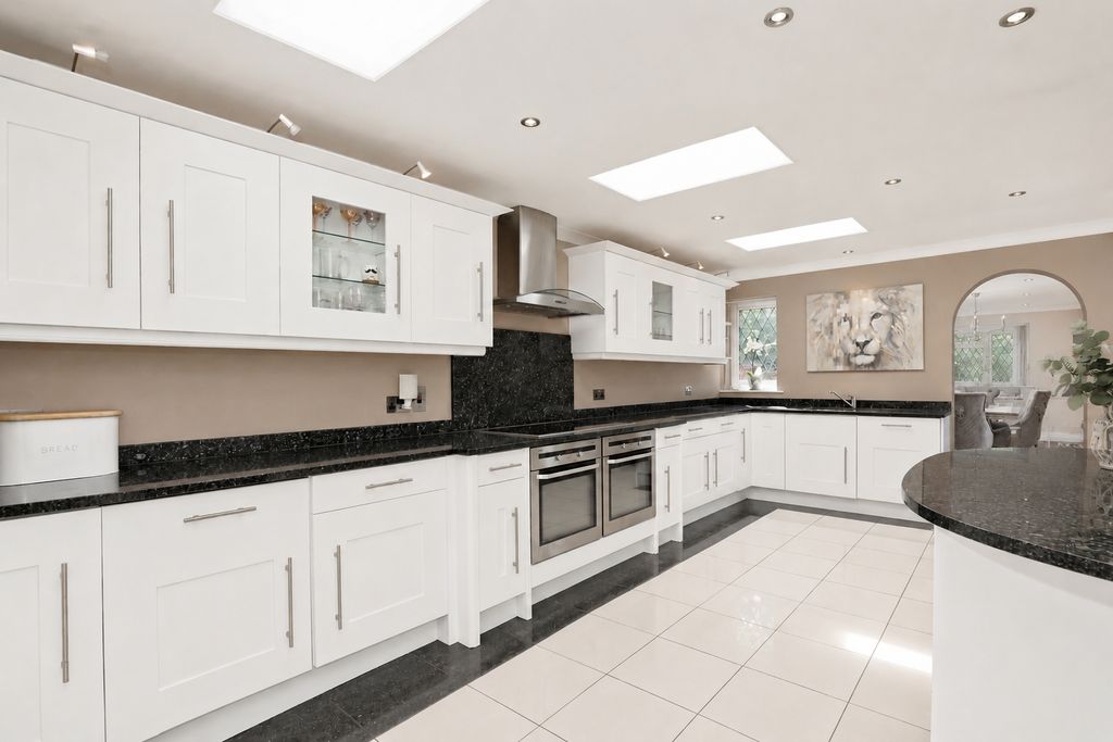 Property photo 2 of 21 Breakfast Kitchen