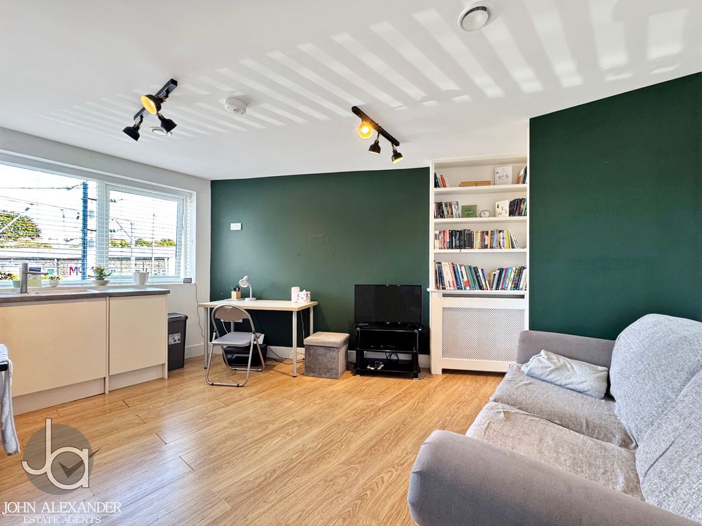 Property photo 3 of 12 20250930_105335813_0.5