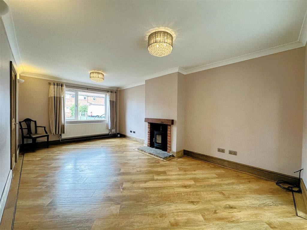 Property photo 3 of 16 Lounge