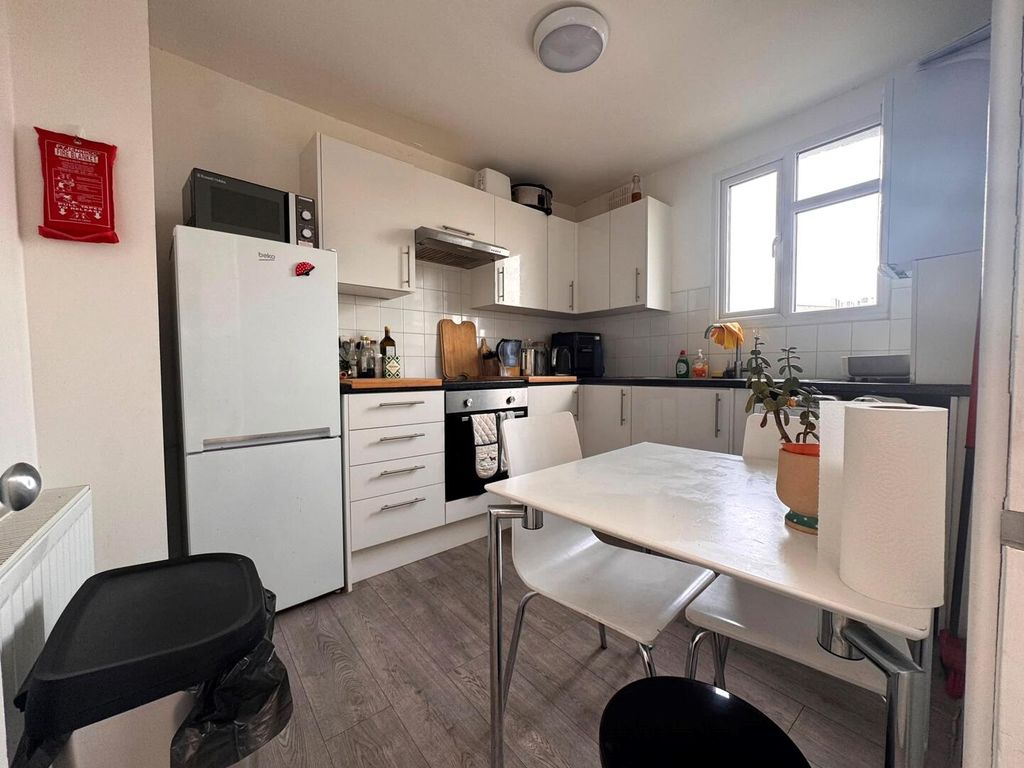 Property photo 3 of 7 Kitchen