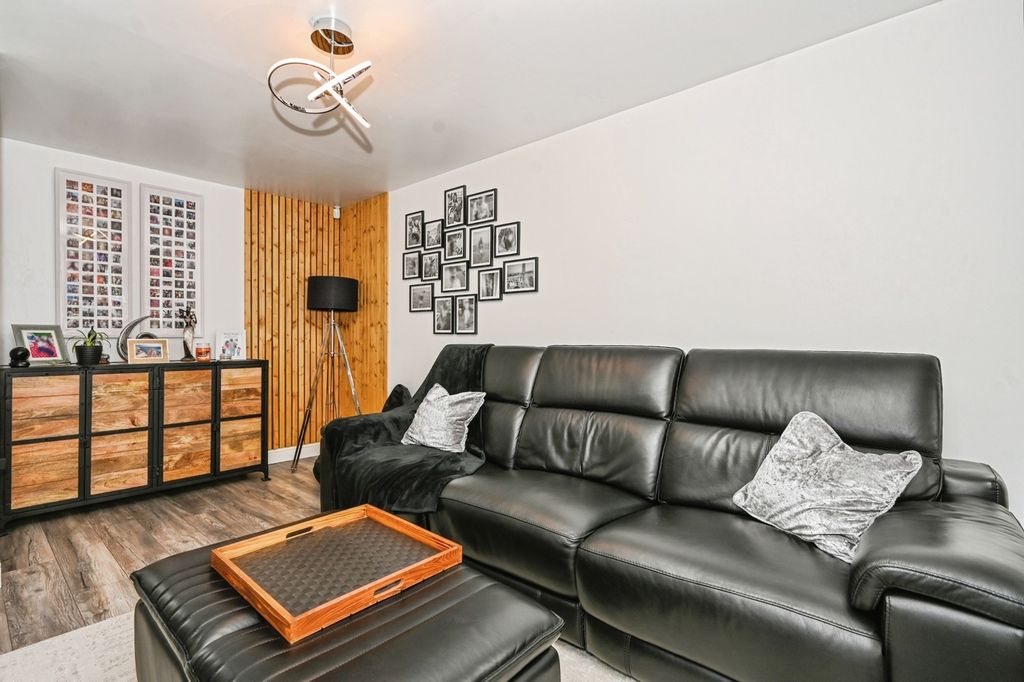 Property photo 3 of 16 Pbox-Img.Jpg