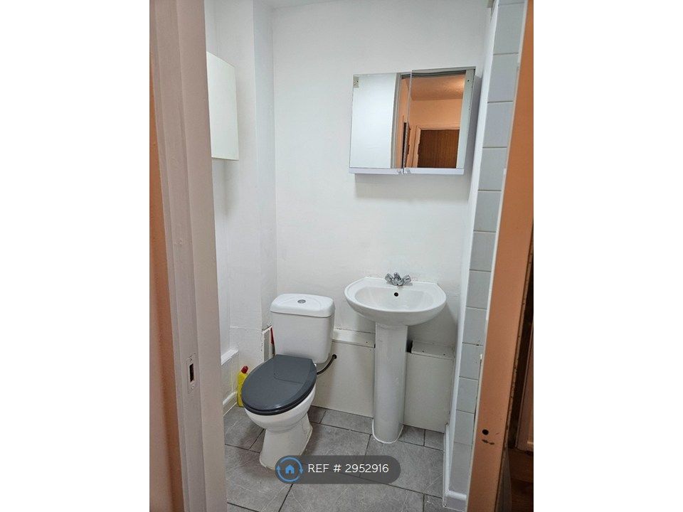 Property photo 3 of 7 Bathroom