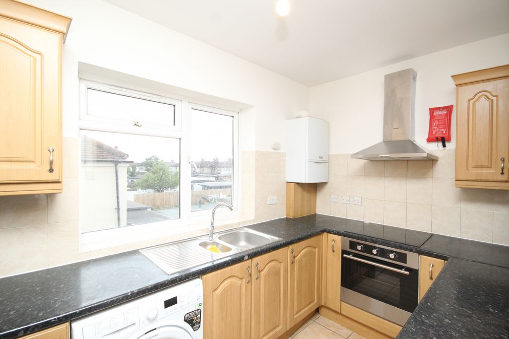 Property photo 1 of 7 Bilton Road, Perivale, Middlesex, Ub6