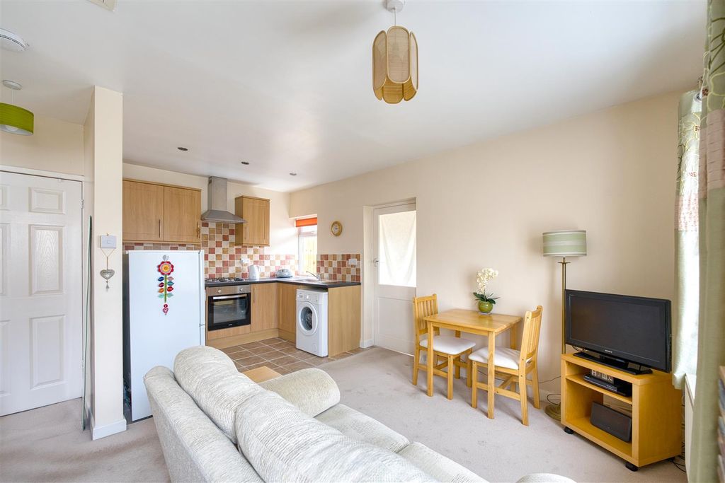 Property photo 3 of 12 Living / Kitchen Area