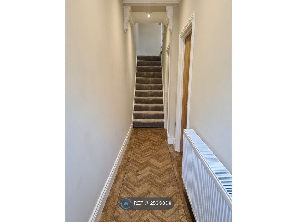 Property photo 3 of 31 Entrance Hall