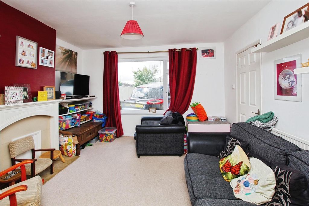 Property photo 3 of 17 Living Room