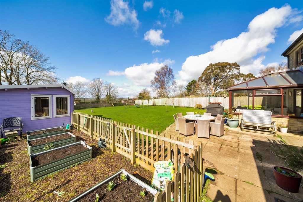 Property photo 3 of 21 Veg / Summer / Terrace