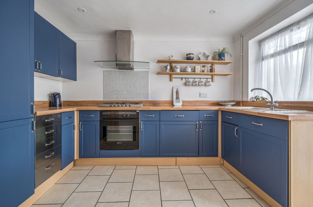 Property photo 3 of 10 1353918-15-68c158...