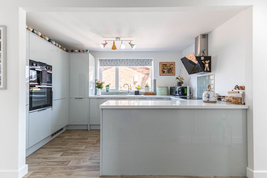 Property photo 3 of 17 Kitchen