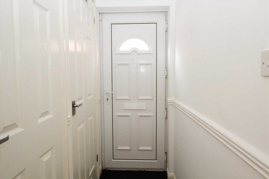 Property photo 2 of 10 Entrance Hall