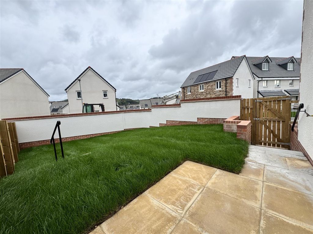 Property photo 2 of 13 Gardens