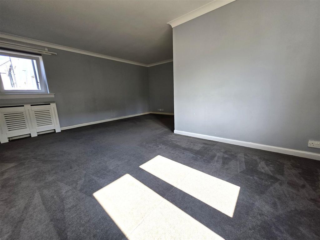 Property photo 3 of 14 Lounge