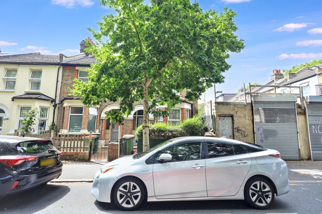 Property photo 1 of 17 179 Gainsborough Avenue, Manor Park, London, E12 6Jn