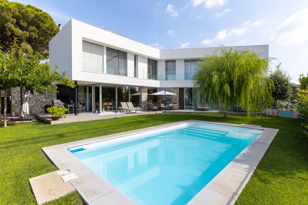 Property photo 2 of 36