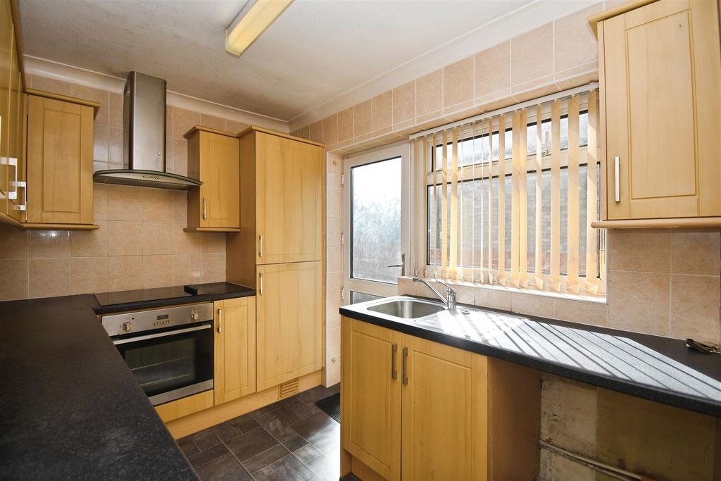 Property photo 3 of 10 Kitchen