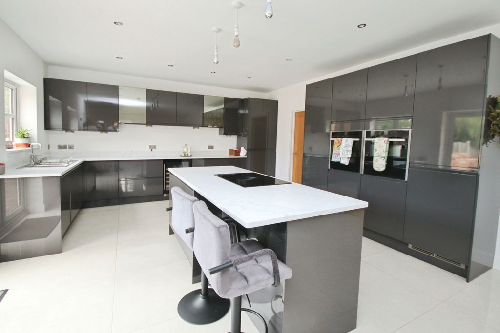 Property photo 3 of 32