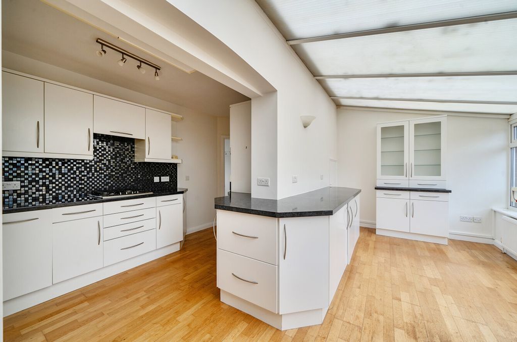 Property photo 2 of 19 1397349-22-697Cf7...