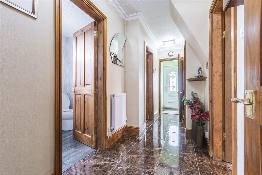 Property photo 2 of 24 Entrance Hall