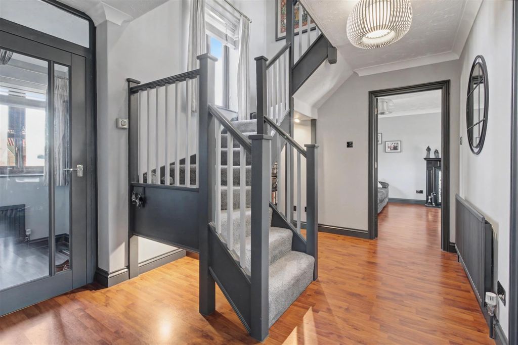 Property photo 3 of 29 Entrance Hall