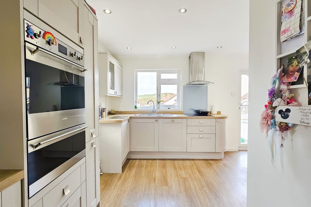 Property photo 3 of 25