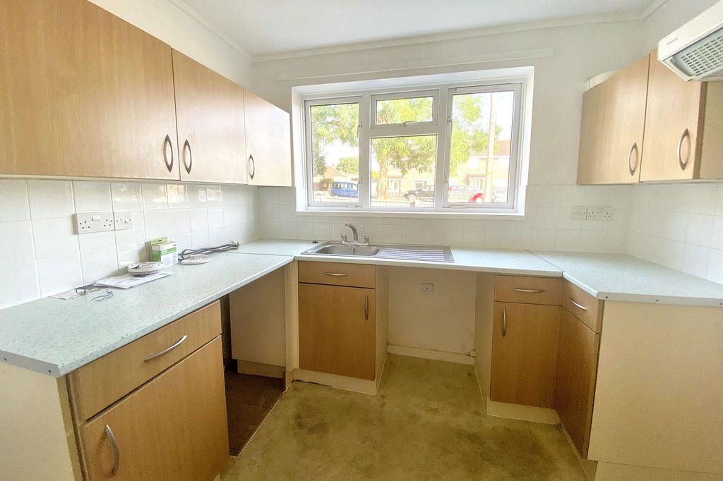 Property photo 3 of 15 44 Woodhayes, Henstridge, Templecombe, Somerset, BA8 0Ru